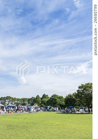 View the park's flea market scenery from afar 26680799