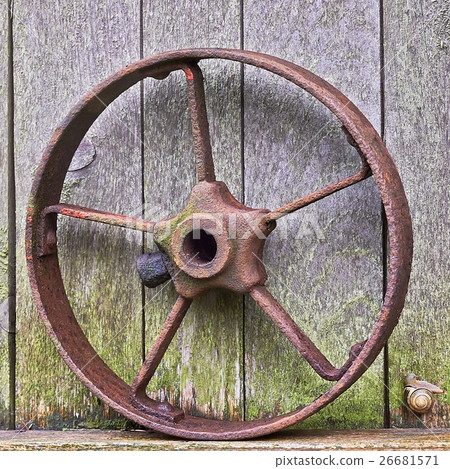 Old iron round 26681571