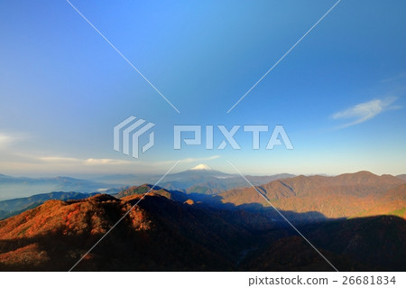 從Tanzawa和Tonodake看到的秋葉的Nabe山脊和富士山早晨 26681834