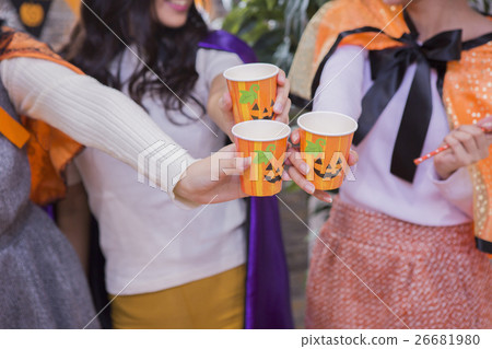 參加萬聖節聚會的女性 26681980