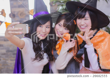 Women who play Halloween parties 26682555