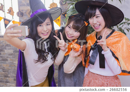 Women who play Halloween parties 26682556