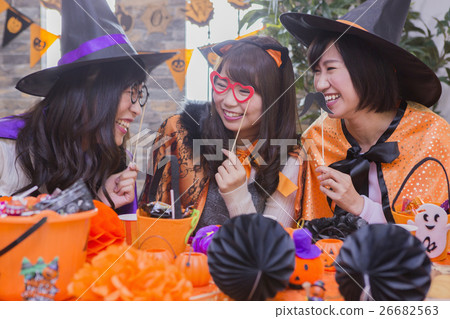 Women who play Halloween parties 26682563