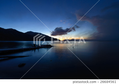 Lake Shikotsu before dawn Lake Shikotsu before dawn 26684561