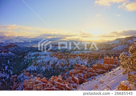 在布萊斯峽谷的日出與雪和石頭髮光 在布萊斯峽谷的日出與雪和石頭髮光 26685545