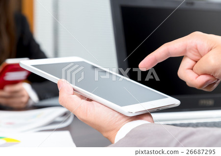 商人OL使用平板設備搜索互聯網研究工作業務工作辦公室 商人OL使用平板設備搜索互聯網研究工作業務工作辦公室 26687295