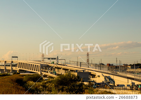 高速公路路建設中在藍天下 26688873