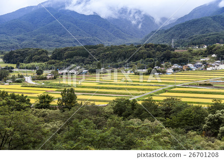 肥沃的農村風景被山脈包圍 肥沃的農村風景被山脈包圍 26701208