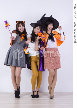 婦女穿著萬聖節服裝 26701967