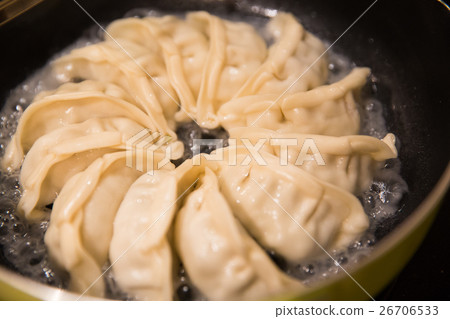 手工製作的烤餃子在家裡 26706533