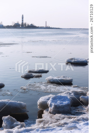 Ice on the river at the mouth of the lighthouse 26710129