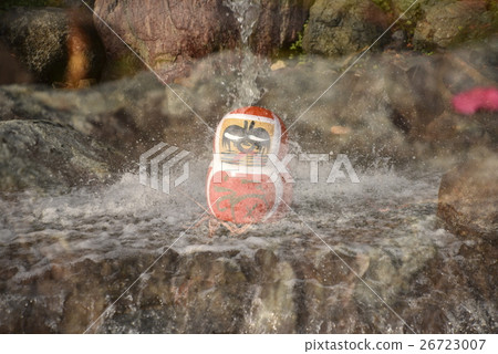 Daruma to be struck by a waterfall 26723007