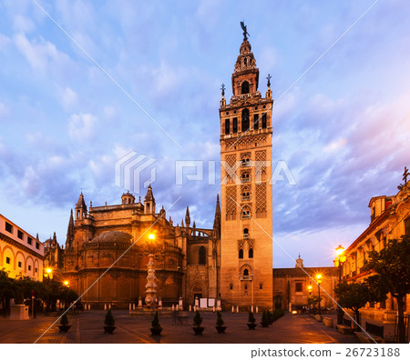 Morning view of Giralda tower Morning view of Giralda tower 26723188