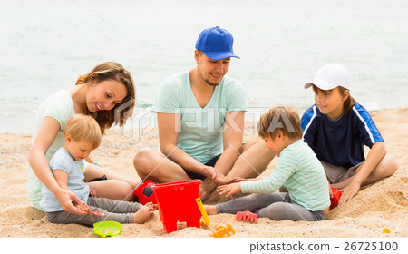Parents with kids at seaside Parents with kids at seaside 26725100