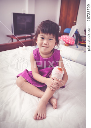 Full body. Child injured. Wound on child's knee. Full body. Child injured. Wound on child's knee. 26728709