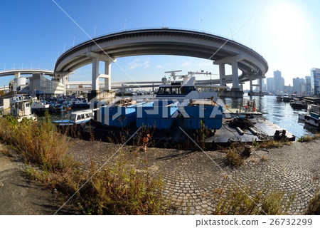 Loop bridge leading to Rainbow Bridge looking up from Shibaura Begbo 26732299