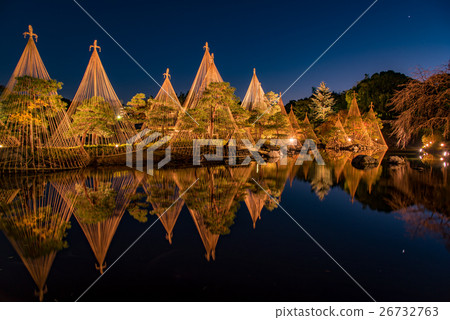 Swan garden in Nagoya autumn Light up with pond and snow hanging Swan garden in Nagoya autumn Light up with pond and snow hanging 26732763
