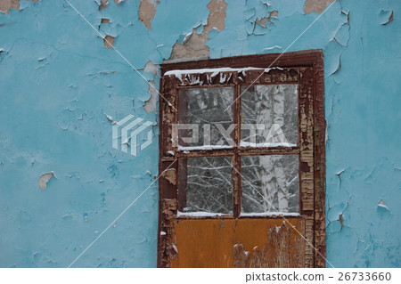 door in an old ruined house 26733660