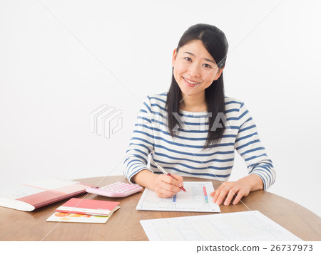 A woman preparing for a final return 26737973