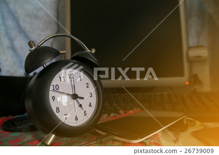 Black alarm clock at 5 o'clock, Black retro clock 26739009