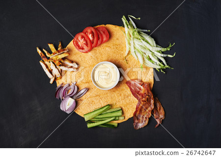 tortilla with ingredient 26742647