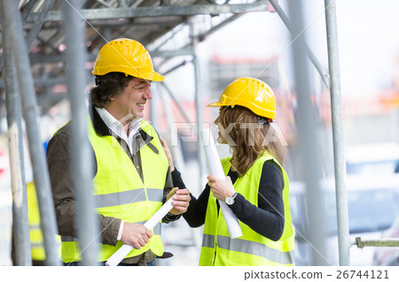 Male and female engineers talking 26744121