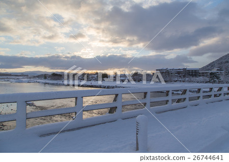 京都嵐山·雪渡月橋 26744641