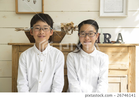 戴眼鏡的男孩和女孩 26746141