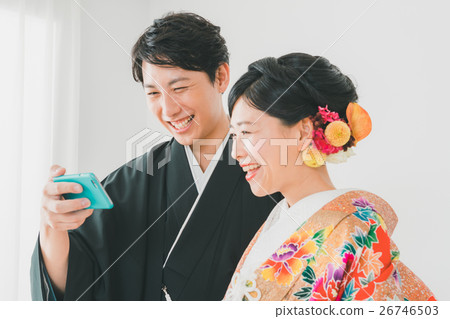 bridal couple, bride and groom, smart phone 26746503