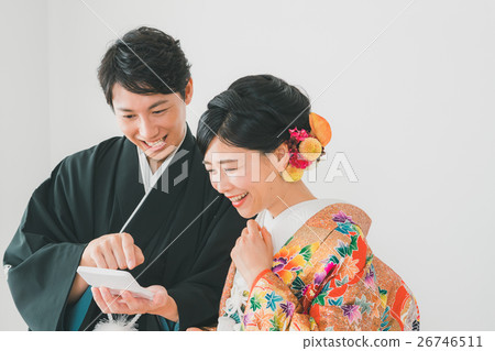 bridal couple, bride and groom, calculator 26746511
