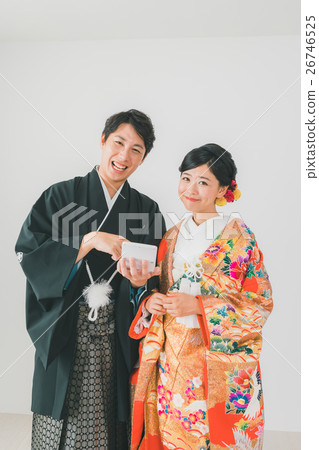 bridal couple, bride and groom, calculator 26746525