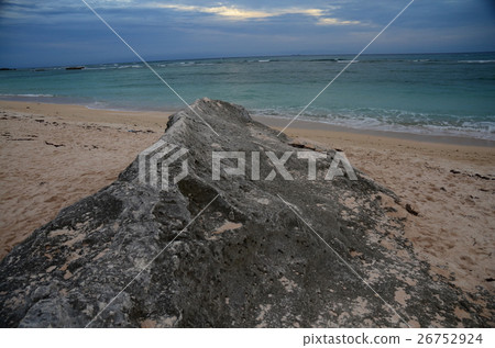 在黃昏的Haterumajima的Nishihama 在黃昏的Haterumajima的Nishihama 26752924