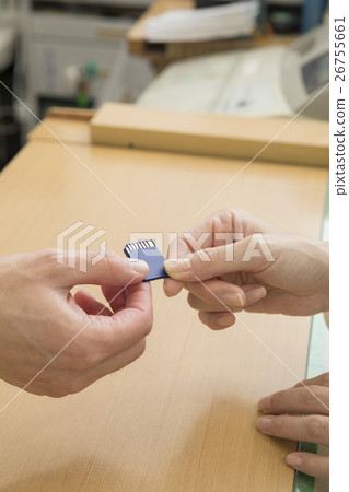 一名婦女要求數字式印刷品在照片商店 26755661