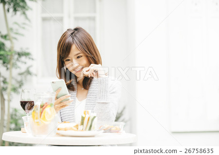 一位女士要吃午飯 26758635
