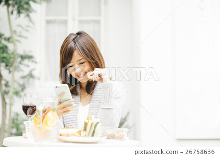 一位女士要吃午飯 一位女士要吃午飯 26758636