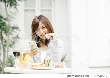 一位女士要吃午飯 一位女士要吃午飯 26758637