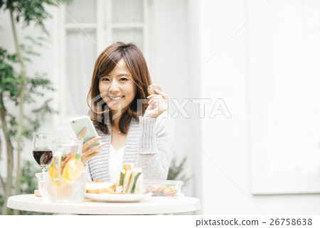 一位女士要吃午飯 一位女士要吃午飯 26758638