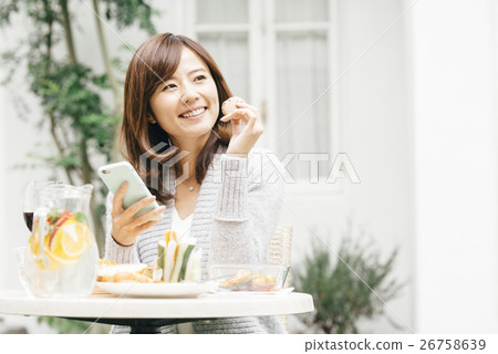 一位女士要吃午飯 一位女士要吃午飯 26758639