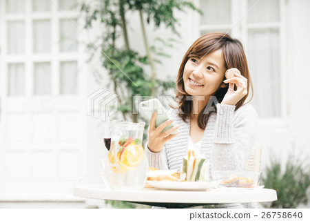 一位女士要吃午飯 一位女士要吃午飯 26758640
