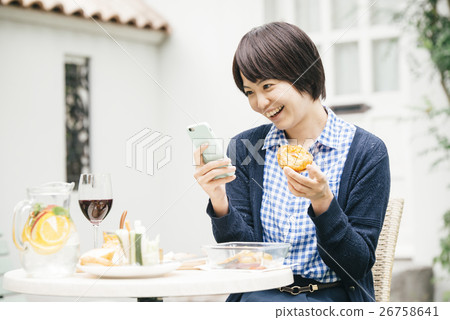 一位女士要吃午飯 一位女士要吃午飯 26758641