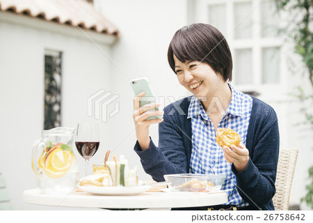 一位女士要吃午飯 一位女士要吃午飯 26758642