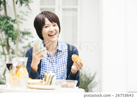 一位女士要吃午飯 一位女士要吃午飯 26758643