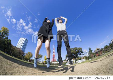 約會通用公園的夫婦戀人跳躍藍天 26767713