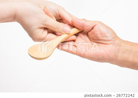 讓一個老人抓一把木勺 26772242