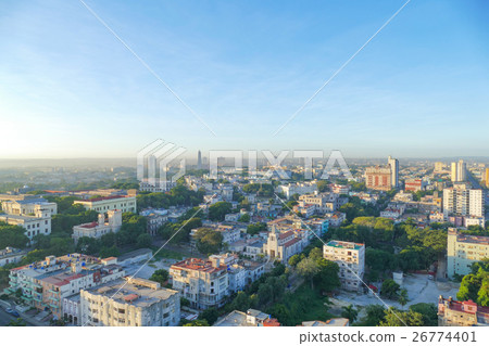 在早晨太陽古巴的哈瓦那的都市風景 在早晨太陽古巴的哈瓦那的都市風景 26774401