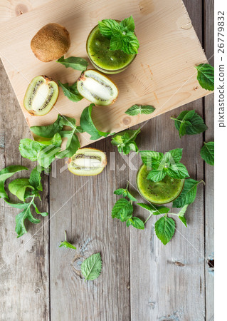 Fruit and vegetable smoothies 26779832