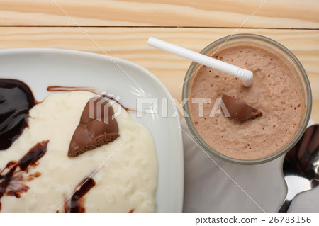 Rice milk porridge with chocolate and smoothie 26783156