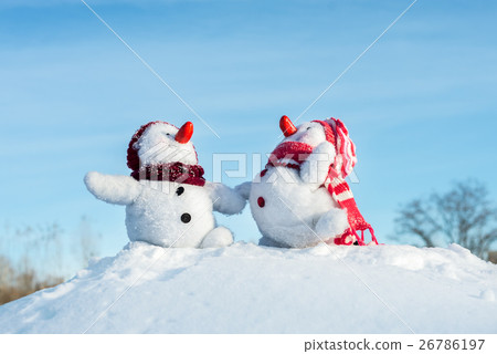 Couple of snowmen 26786197