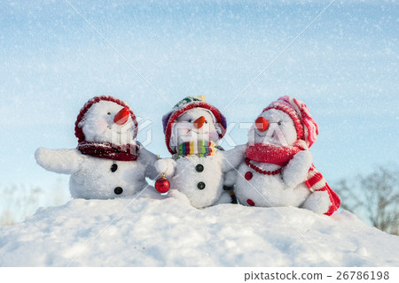 Happy snowman family Happy snowman family 26786198