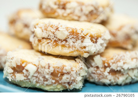 Cookies with caramelised milk and nuts Cookies with caramelised milk and nuts 26790105